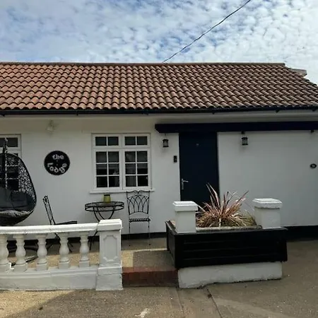 The Lodge Rushbrooke Exterior photo